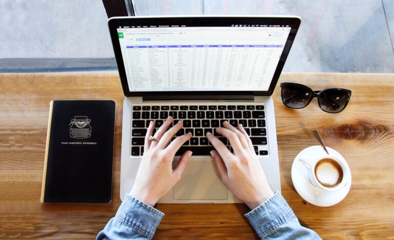 Jaki monitor mniej męczy wzrok – poradnik wyboru dla zdrowych oczu